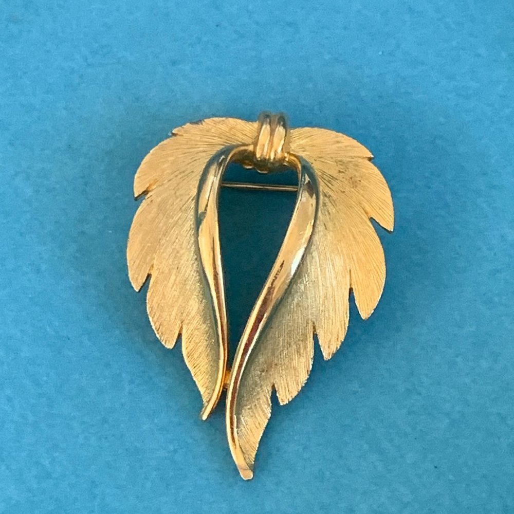 VINTAGE JJ LEAF BROOCH - GOLD TONE